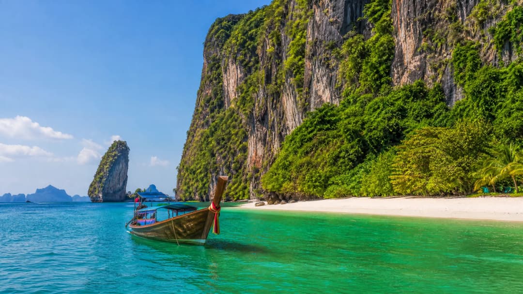 Таиланд — longtail boat, известняковые скалы и тропический пляж