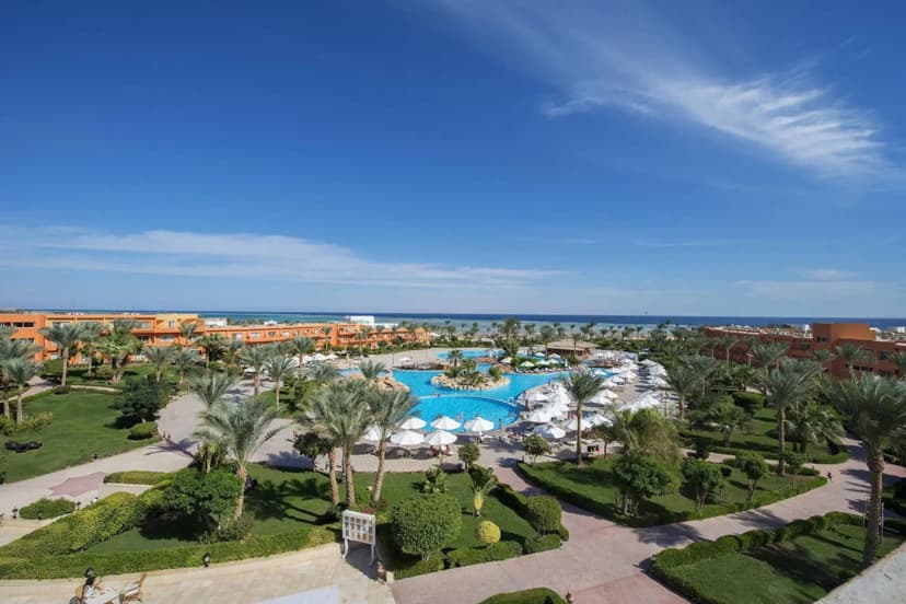 Курортный отель Amwaj Oyoun Resort & Casino