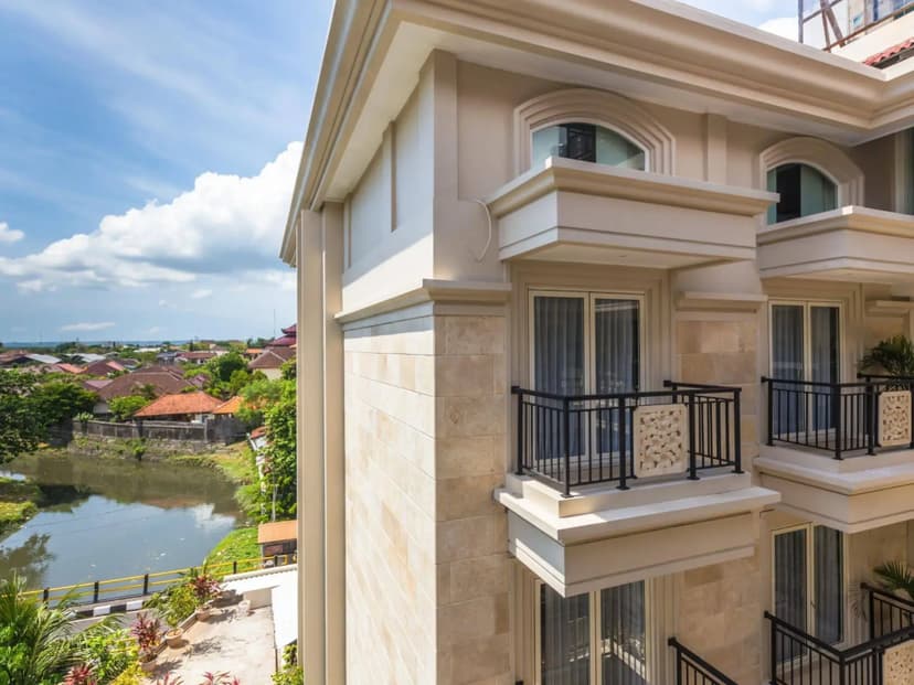 Alron Hotel Kuta Powered by Archipelago