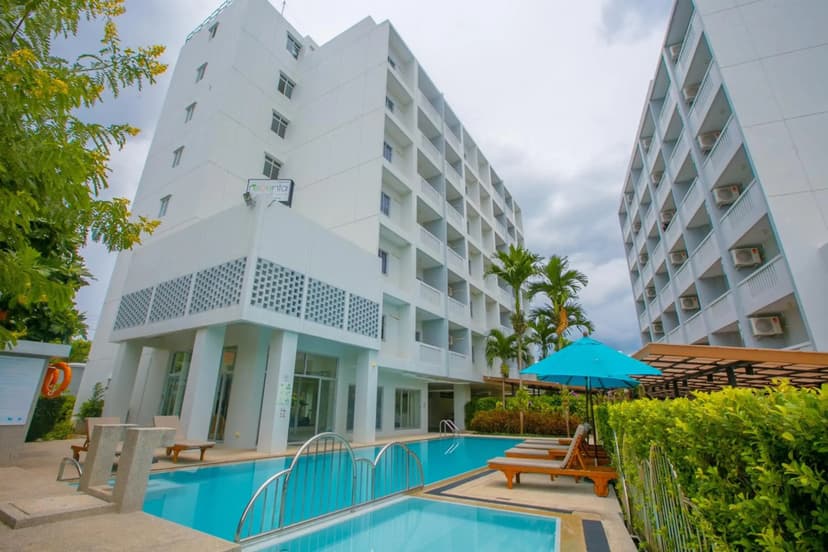 Отель Recenta Suite Phuket Suanluang