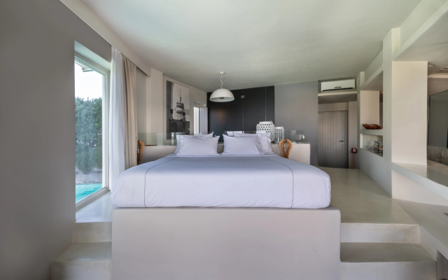 Отель West East Suites
