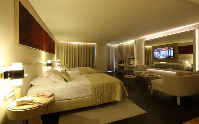 Charisma De Luxe Hotel