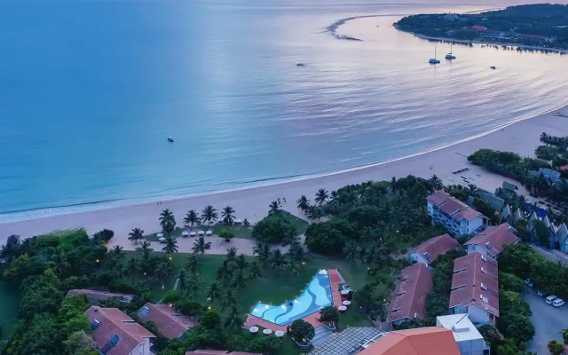 Отель The Calm Resort & Spa